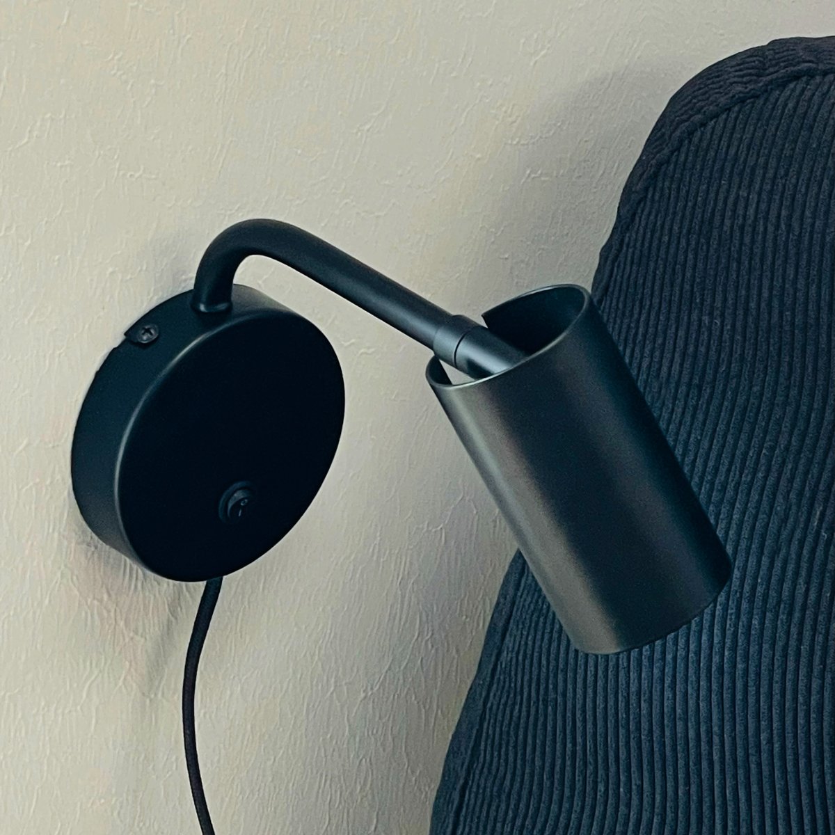 Skagerrak Schwarz leselampe Von Dyberg Larsen - Die Lampe besteht aus robustem Metall mit schwarzem Finish und ist für den Innenbereich konzipiert.