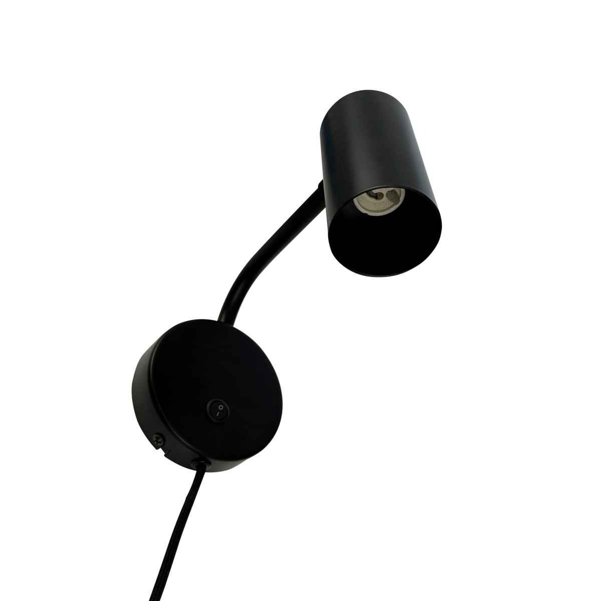 Skagerrak Schwarz leselampe Von Dyberg Larsen - Die Lampe besteht aus robustem Metall mit schwarzem Finish und ist für den Innenbereich konzipiert.