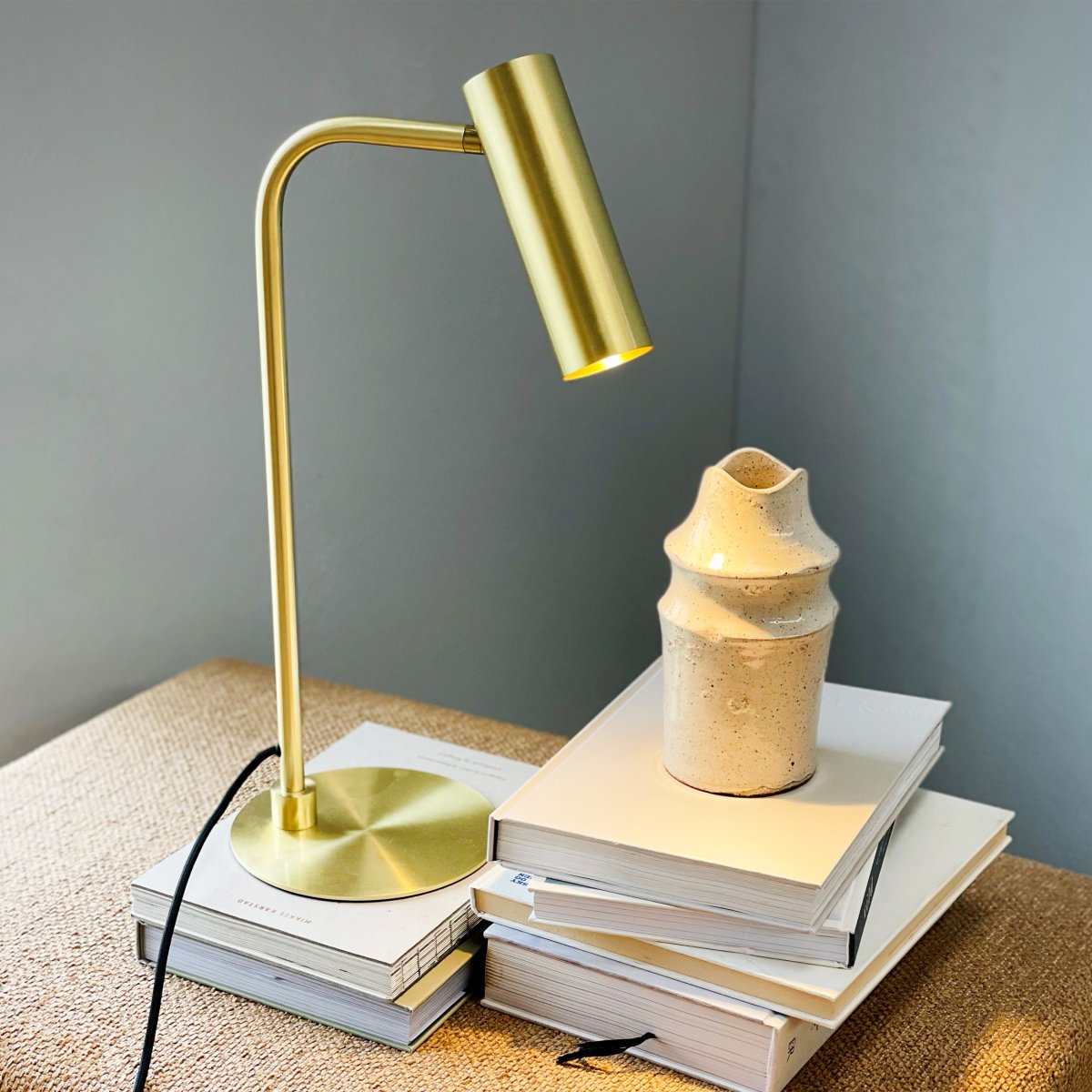Skagerrak 50cm Messing schreibtischlampe Von Dyberg Larsen - Der elegante Ausdruck der Lampe und der Fokus auf ihre Qualit&auml;t machen sie zu einer perfekten Erg&auml;nzung f&uuml;r jeden Raum, unabh&auml;ngig davon, ob die Einrichtung modern oder klassisch ist.