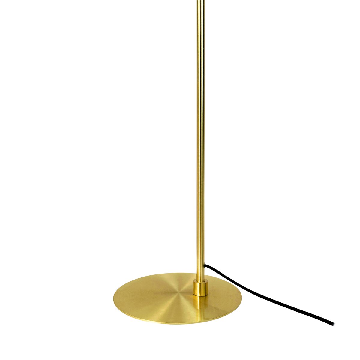 Skagerrak Messing stehlampe Von Dyberg Larsen - Mit ihrem eleganten Ausdruck und dem Fokus auf ihre stilvolle Schlichtheit passt die Lampe perfekt sowohl in moderne als auch in klassische Innenr&auml;ume.