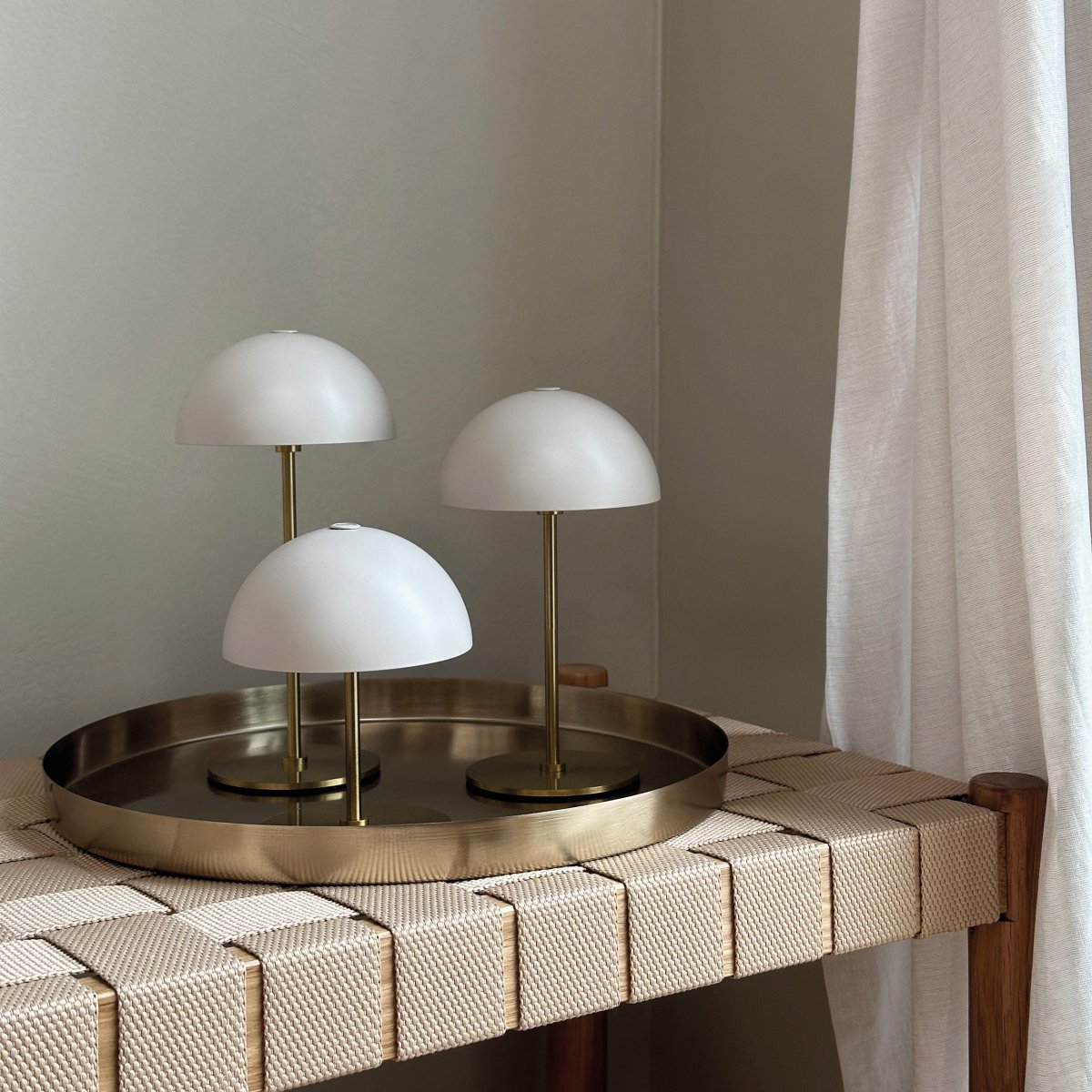 Along set 20cm Beige tragbare Von Dyberg Larsen - Die kabellosen Lampen bestehen aus Messing mit farbigen Metallschirmen und verf&uuml;gen &uuml;ber drei blendfreie Lichtstufen, die f&uuml;r ein sanftes und angenehmes Licht sorgen.