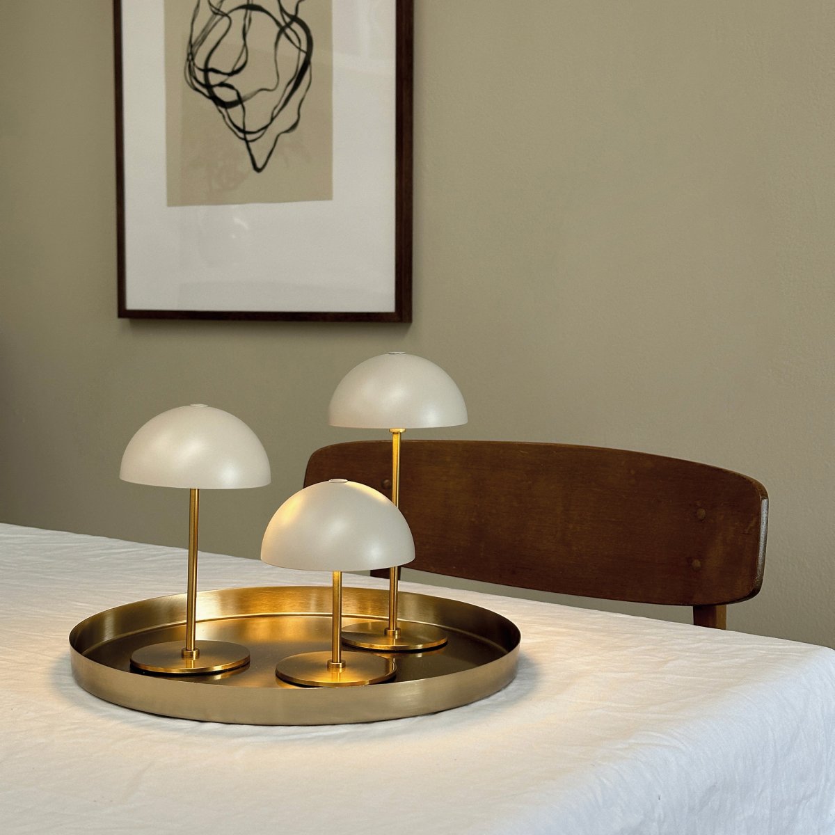 Along set 20cm Beige tragbare Von Dyberg Larsen - Die kabellosen Lampen bestehen aus Messing mit farbigen Metallschirmen und verf&uuml;gen &uuml;ber drei blendfreie Lichtstufen, die f&uuml;r ein sanftes und angenehmes Licht sorgen.