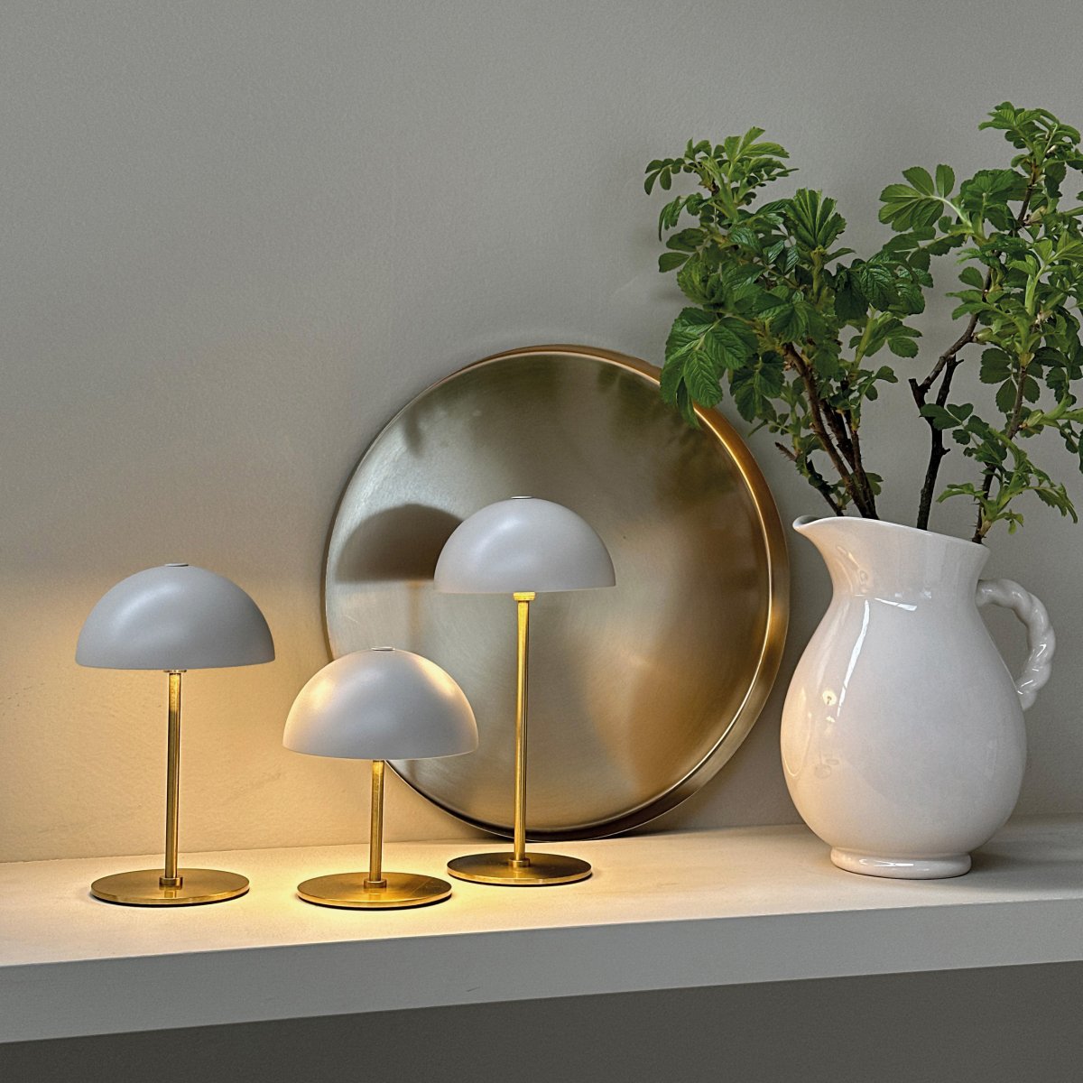 Along set 20cm Beige tragbare Von Dyberg Larsen - Die kabellosen Lampen bestehen aus Messing mit farbigen Metallschirmen und verf&uuml;gen &uuml;ber drei blendfreie Lichtstufen, die f&uuml;r ein sanftes und angenehmes Licht sorgen.