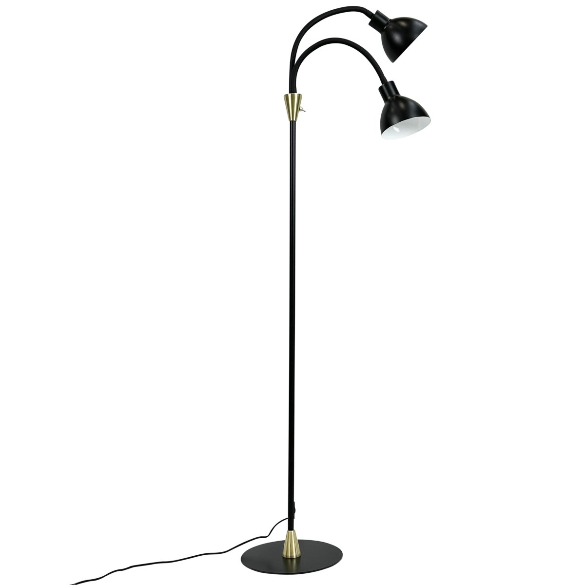Lilje Schwarz stehlampe Von Dyberg Larsen - Lily golvlampa i svart och m&auml;ssing kombinerar modern design med flexibilitet och funktionalitet.