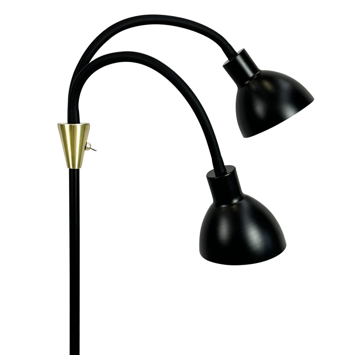 Lilje Schwarz stehlampe Von Dyberg Larsen - Lily golvlampa i svart och m&auml;ssing kombinerar modern design med flexibilitet och funktionalitet.