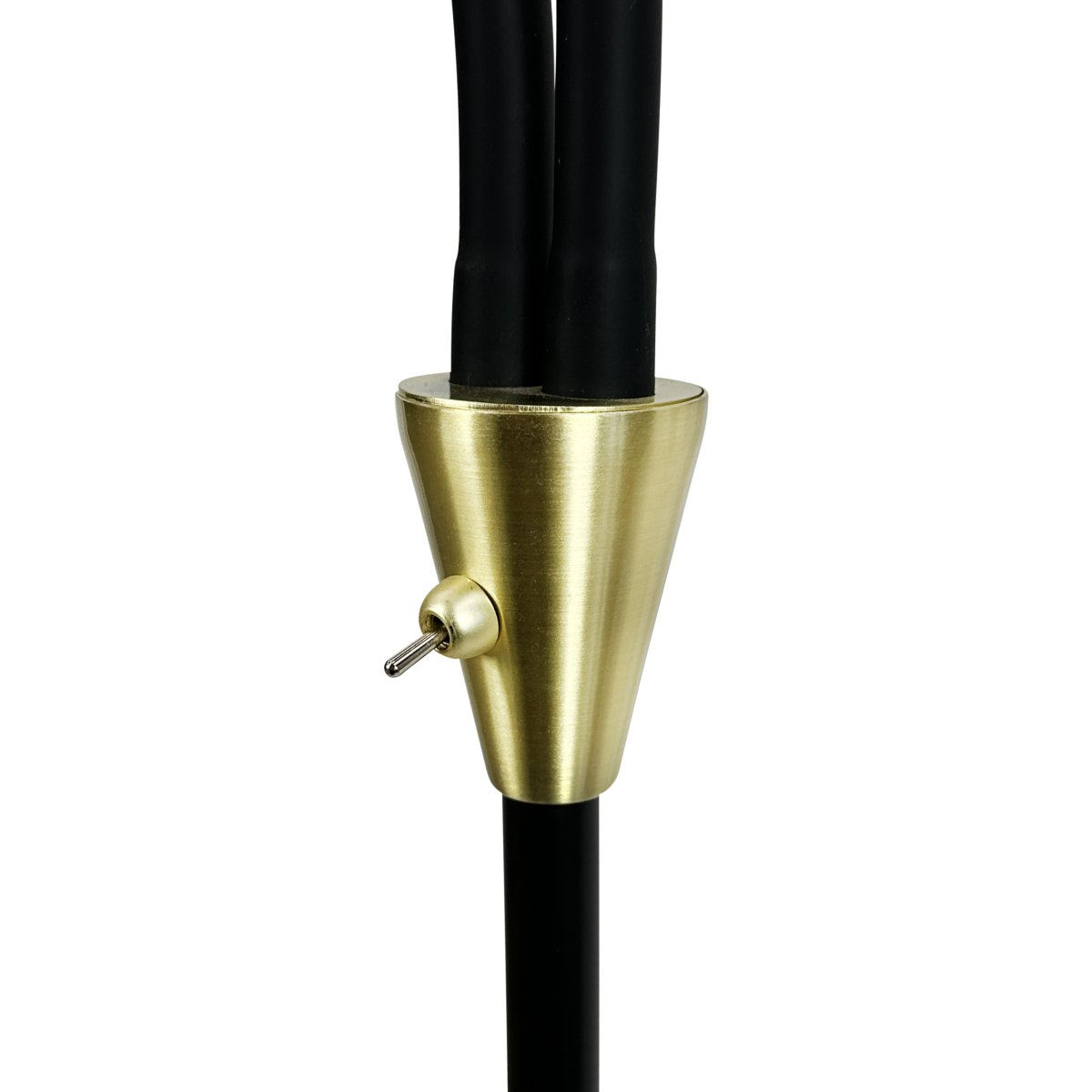 Lilje Schwarz stehlampe Von Dyberg Larsen - Lily golvlampa i svart och m&auml;ssing kombinerar modern design med flexibilitet och funktionalitet.