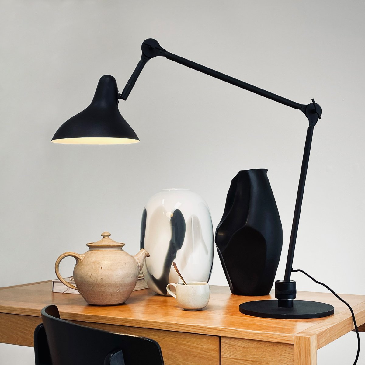 Lotus 85cm Schwarz schreibtischlampe Von Dyberg Larsen - Eine ideale Lösung für alle, die sowohl eine praktische Beleuchtung als auch ein stilvolles Designelement für ihren Schreibtisch oder ihr Arbeitszimmer suchen.