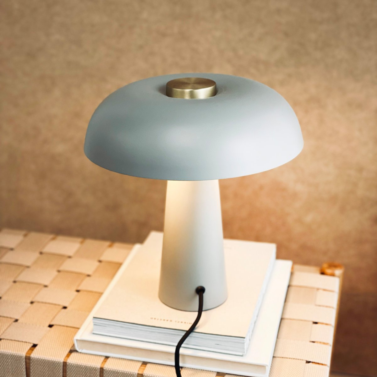 Iris 28cm Grau tischlampe Von Dyberg Larsen - Die Lampe verbreitet ein angenehmes und gleichm&auml;&szlig;iges Licht und eignet sich daher ideal, um im Schlafzimmer, Wohnzimmer oder Flur eine entspannte Atmosph&auml;re zu schaffen.