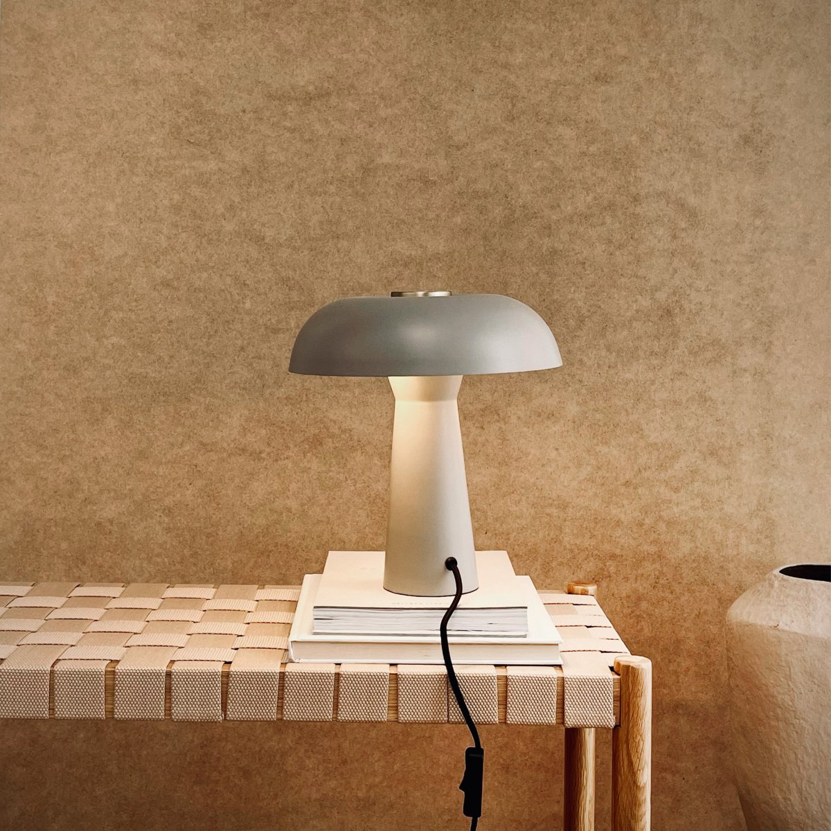 Iris 28cm Grau tischlampe Von Dyberg Larsen - Die Lampe verbreitet ein angenehmes und gleichm&auml;&szlig;iges Licht und eignet sich daher ideal, um im Schlafzimmer, Wohnzimmer oder Flur eine entspannte Atmosph&auml;re zu schaffen.