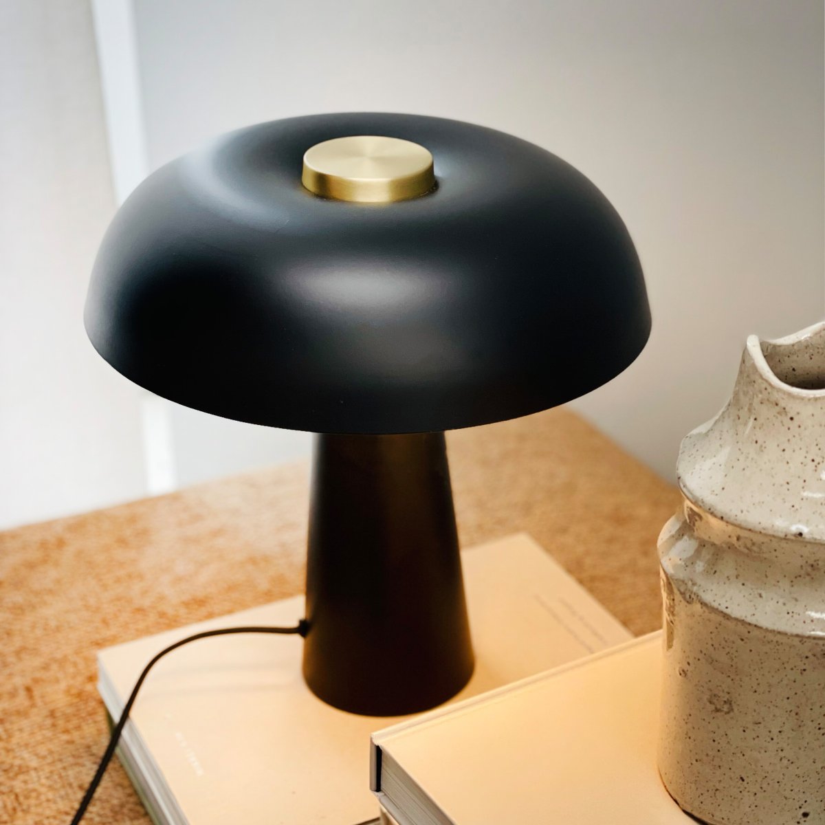 Iris 28cm Schwarz tischlampe Von Dyberg Larsen - Die Lampe verbreitet ein angenehmes und gleichm&auml;&szlig;iges Licht und eignet sich daher ideal, um im Schlafzimmer, Wohnzimmer oder Flur eine entspannte Atmosph&auml;re zu schaffen.