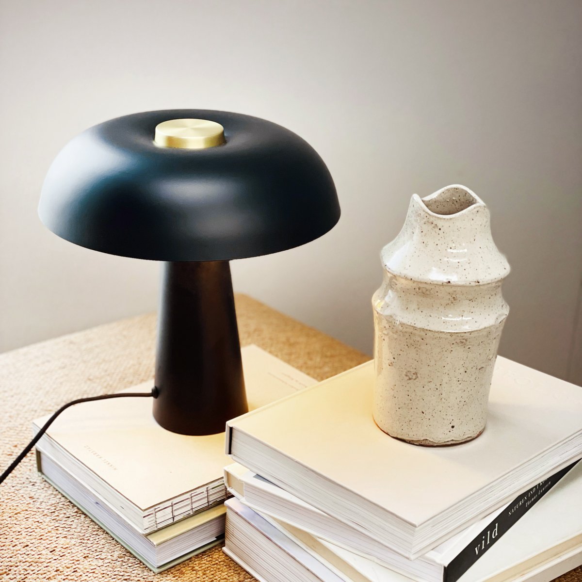 Iris 28cm Schwarz tischlampe Von Dyberg Larsen - Die Lampe verbreitet ein angenehmes und gleichm&auml;&szlig;iges Licht und eignet sich daher ideal, um im Schlafzimmer, Wohnzimmer oder Flur eine entspannte Atmosph&auml;re zu schaffen.