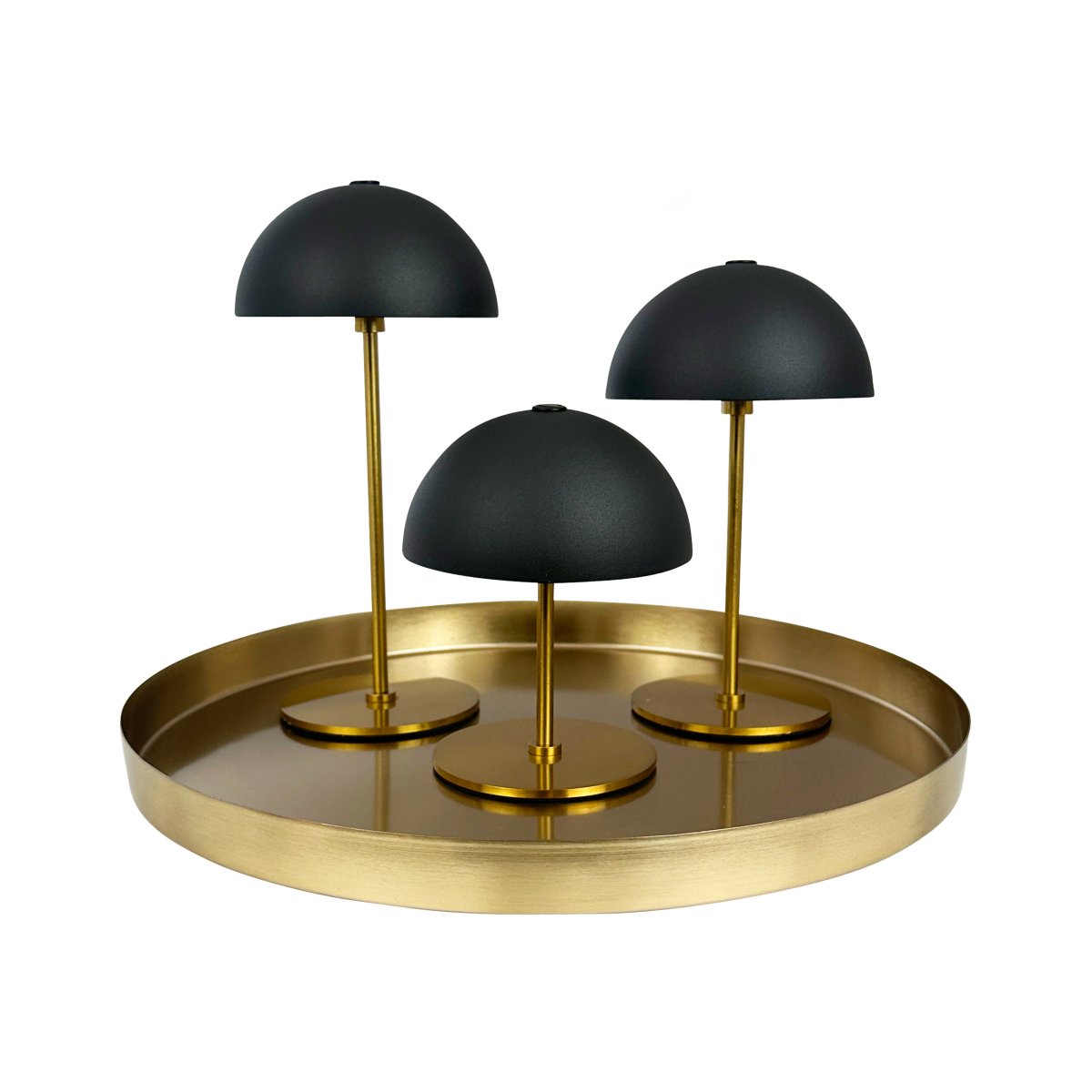 Along Set 20cm Schwarz tragbare Von Dyberg Larsen - Die kabellosen Lampen bestehen aus Messing mit farbigen Metallschirmen und verf&uuml;gen &uuml;ber drei blendfreie Lichtstufen, die f&uuml;r ein sanftes und angenehmes Licht sorgen.