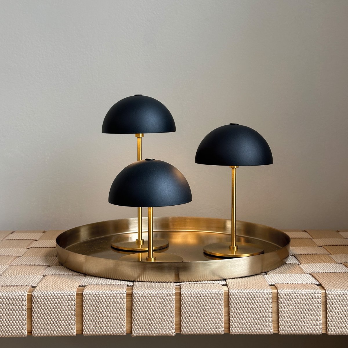 Along Set 20cm Schwarz tragbare Von Dyberg Larsen - Die kabellosen Lampen bestehen aus Messing mit farbigen Metallschirmen und verf&uuml;gen &uuml;ber drei blendfreie Lichtstufen, die f&uuml;r ein sanftes und angenehmes Licht sorgen.