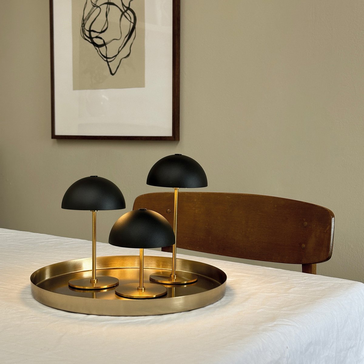Along Set 20cm Schwarz tragbare Von Dyberg Larsen - Die kabellosen Lampen bestehen aus Messing mit farbigen Metallschirmen und verf&uuml;gen &uuml;ber drei blendfreie Lichtstufen, die f&uuml;r ein sanftes und angenehmes Licht sorgen.
