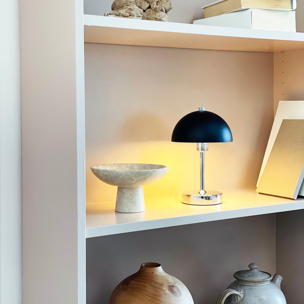 Malmø LED 23cm Chrom tragbare Von Dyberg Larsen - Den svart- och kromf&auml;rgade metallen ger en elegant touch, och med sin kompakta storlek passar den perfekt p&aring; nattduksbord, skrivbord eller som dekorativ belysning.