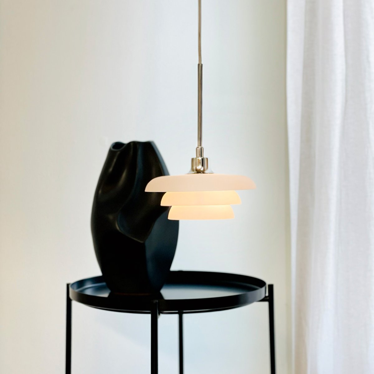 Ava Ø20 Opal hängelampe Von Dyberg Larsen - Verleihen Sie Ihrem Zuhause eine stilvolle Note mit der wunderschönen Ava-Pendelleuchte von Dyberg Larsen, einer Leuchte mit dänischem Design, die Schlichtheit und Eleganz vereint.