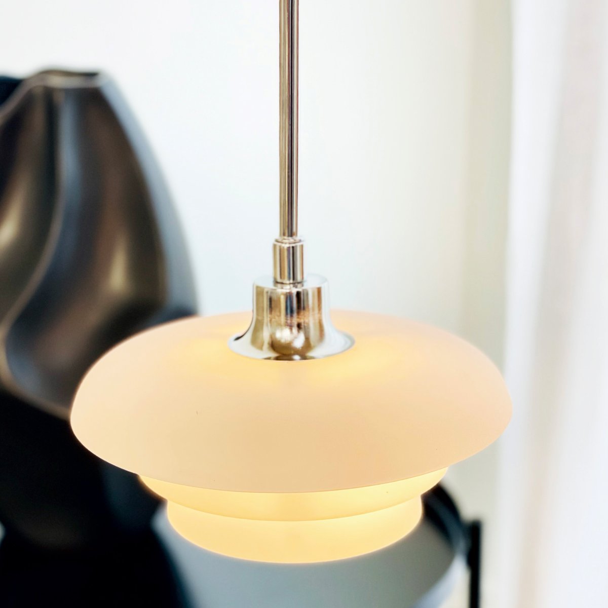 Ava Ø20 Opal hängelampe Von Dyberg Larsen - Verleihen Sie Ihrem Zuhause eine stilvolle Note mit der wunderschönen Ava-Pendelleuchte von Dyberg Larsen, einer Leuchte mit dänischem Design, die Schlichtheit und Eleganz vereint.