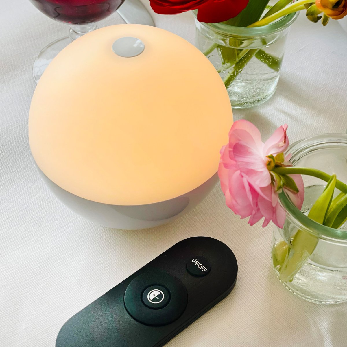 Alba 10cm 2er-Pack Weiß tragbare Von Dyberg Larsen - Die Lampen verf&uuml;gen &uuml;ber integrierte LEDs mit drei Helligkeitsstufen, die sich bequem per Touch-Sensor an der Oberseite der Schirme oder mit der mitgelieferten Fernbedienung einstellen lassen.