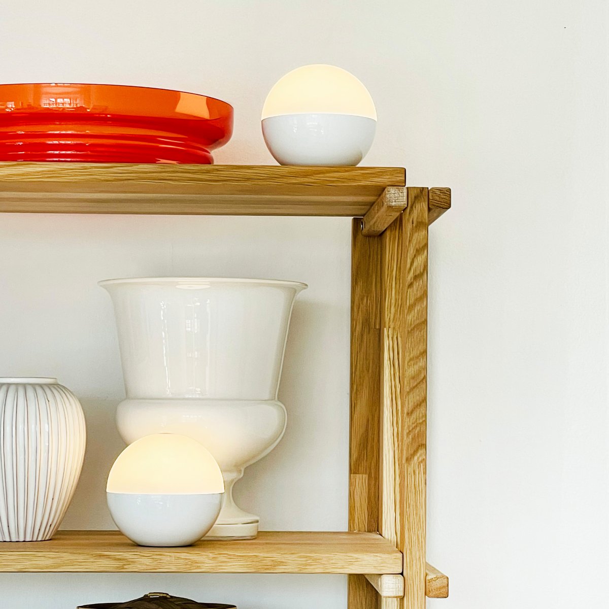 Alba 10cm 2er-Pack Weiß tragbare Von Dyberg Larsen - Die Lampen verf&uuml;gen &uuml;ber integrierte LEDs mit drei Helligkeitsstufen, die sich bequem per Touch-Sensor an der Oberseite der Schirme oder mit der mitgelieferten Fernbedienung einstellen lassen.