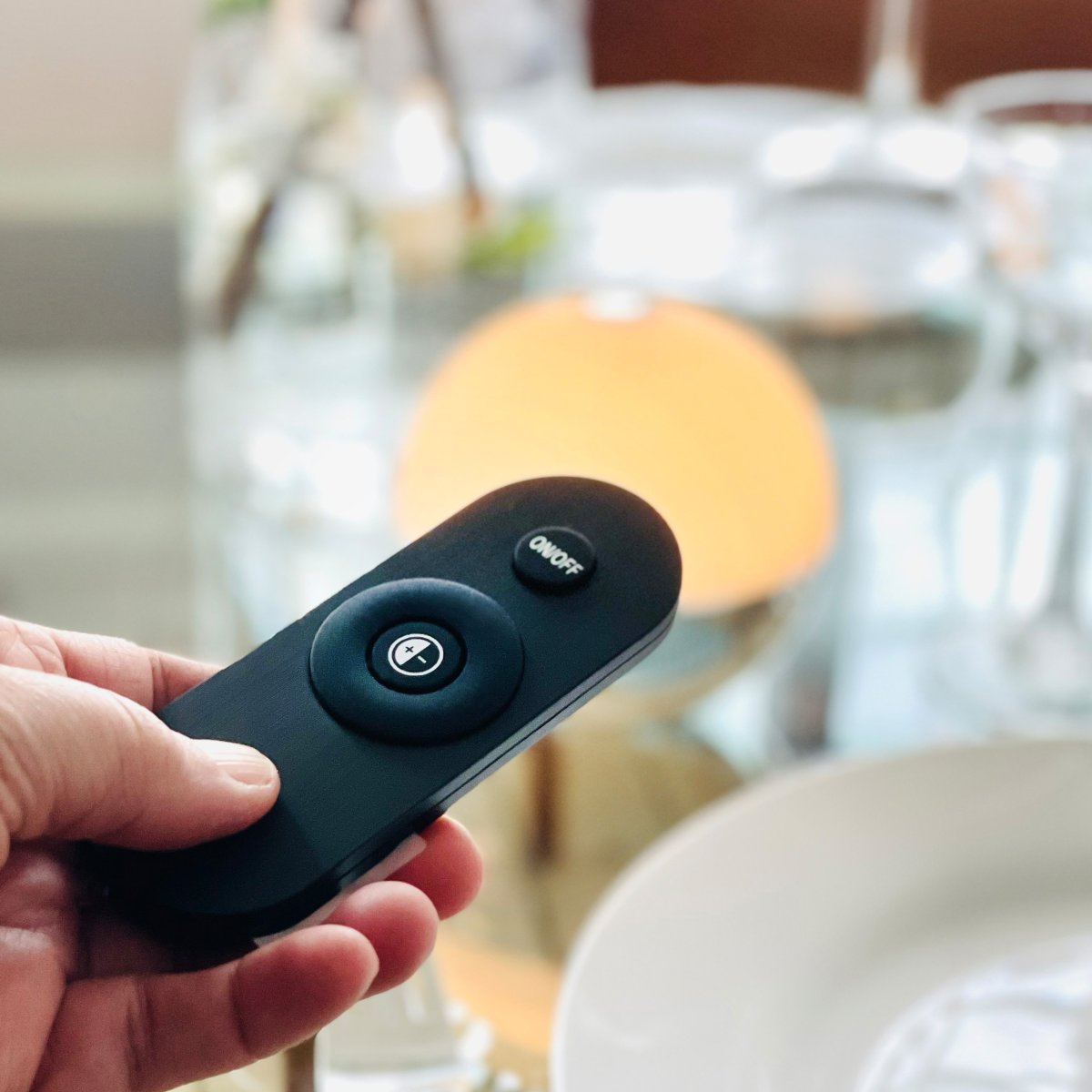 Alba 10cm 2er-Pack Chrom tragbare Von Dyberg Larsen - Die Lampen verf&uuml;gen &uuml;ber integrierte LEDs mit drei Helligkeitsstufen, die sich bequem per Touch-Sensor an der Oberseite der Lampenschirme oder mit der mitgelieferten Fernbedienung einstellen lassen.