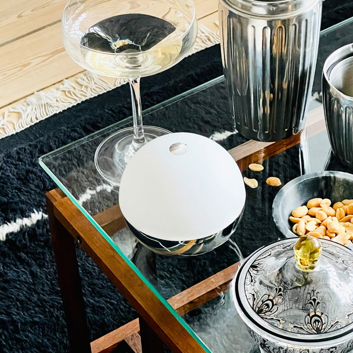 Alba 10cm 2er-Pack Chrom tragbare Von Dyberg Larsen - Die Lampen verf&uuml;gen &uuml;ber integrierte LEDs mit drei Helligkeitsstufen, die sich bequem per Touch-Sensor an der Oberseite der Lampenschirme oder mit der mitgelieferten Fernbedienung einstellen lassen.