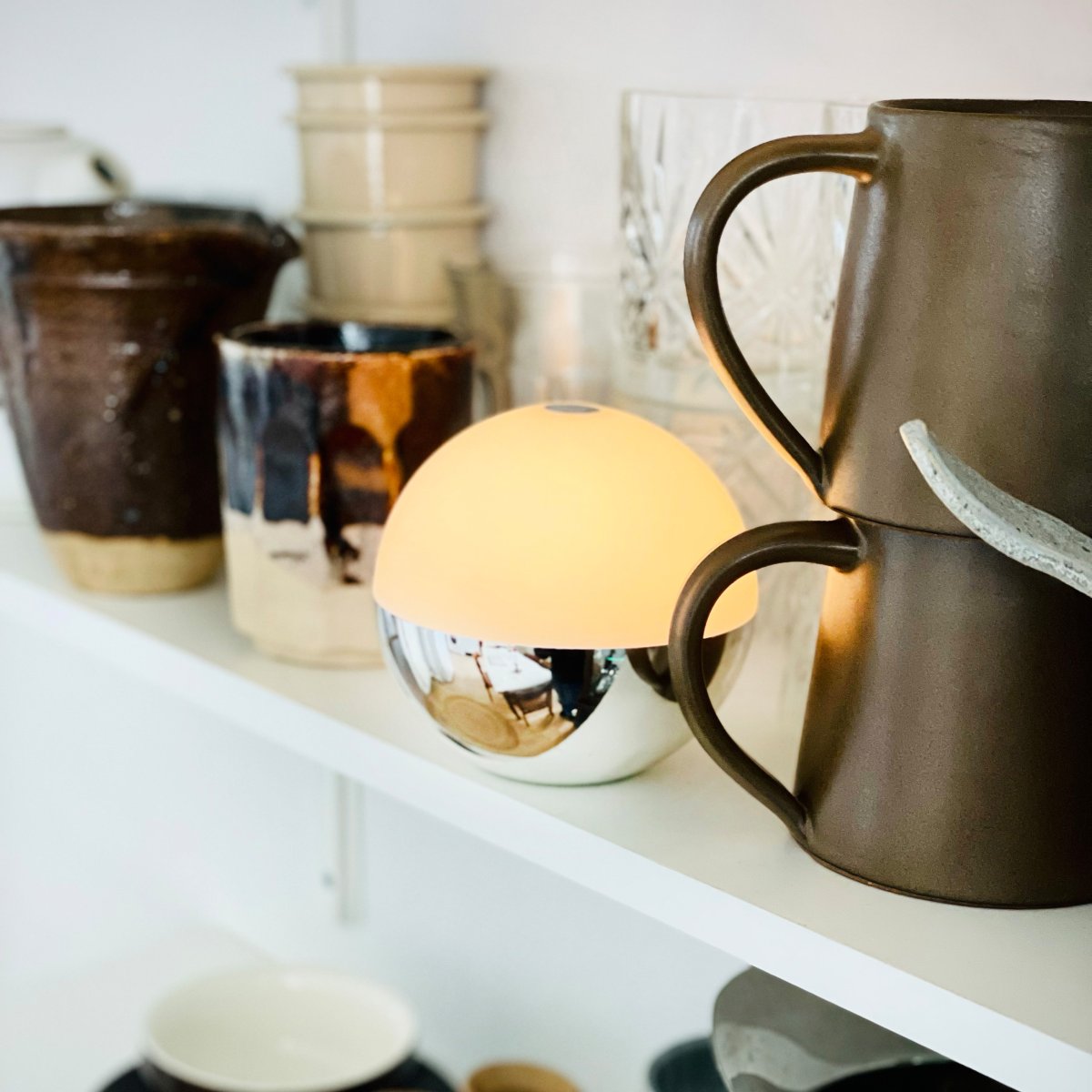 Alba 10cm 2er-Pack Chrom tragbare Von Dyberg Larsen - Die Lampen verf&uuml;gen &uuml;ber integrierte LEDs mit drei Helligkeitsstufen, die sich bequem per Touch-Sensor an der Oberseite der Lampenschirme oder mit der mitgelieferten Fernbedienung einstellen lassen.