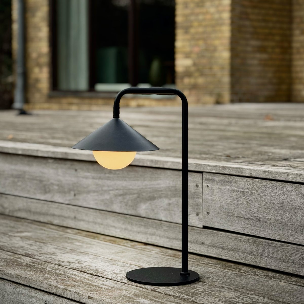 Nova 46cm Schwarz tragbare Von Dyberg Larsen - Die Leuchte besteht aus robustem Metall und Kunststoff und verf&uuml;gt &uuml;ber einen wei&szlig;en, runden Schirm, der ein sanftes und gem&uuml;tliches Licht verbreitet.