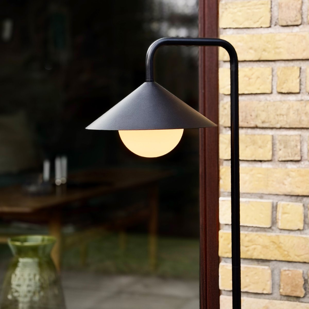 Nova 80cm Schwarz tragbare Von Dyberg Larsen - Die Leuchte besteht aus robustem Metall und Kunststoff und verf&uuml;gt &uuml;ber einen wei&szlig;en, runden Lampenschirm, der ein sanftes und gem&uuml;tliches Licht verbreitet.