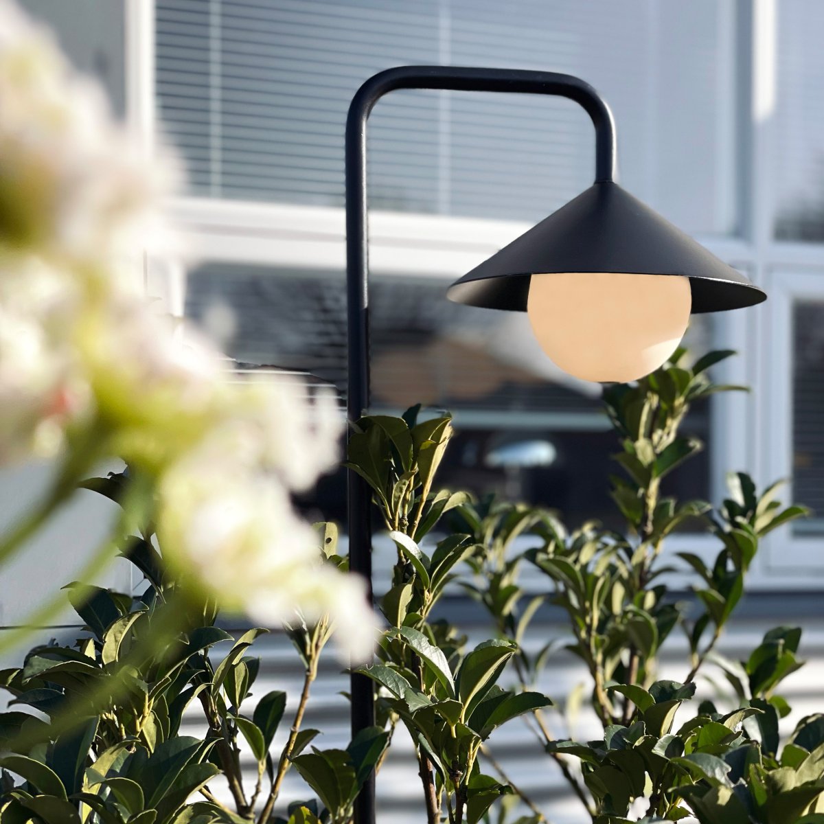 Nova 80cm Schwarz tragbare Von Dyberg Larsen - Die Leuchte besteht aus robustem Metall und Kunststoff und verf&uuml;gt &uuml;ber einen wei&szlig;en, runden Lampenschirm, der ein sanftes und gem&uuml;tliches Licht verbreitet.