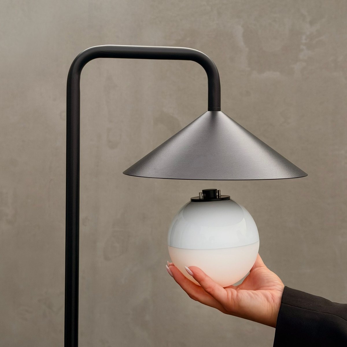 Nova 80cm Schwarz tragbare Von Dyberg Larsen - Die Leuchte besteht aus robustem Metall und Kunststoff und verf&uuml;gt &uuml;ber einen wei&szlig;en, runden Lampenschirm, der ein sanftes und gem&uuml;tliches Licht verbreitet.