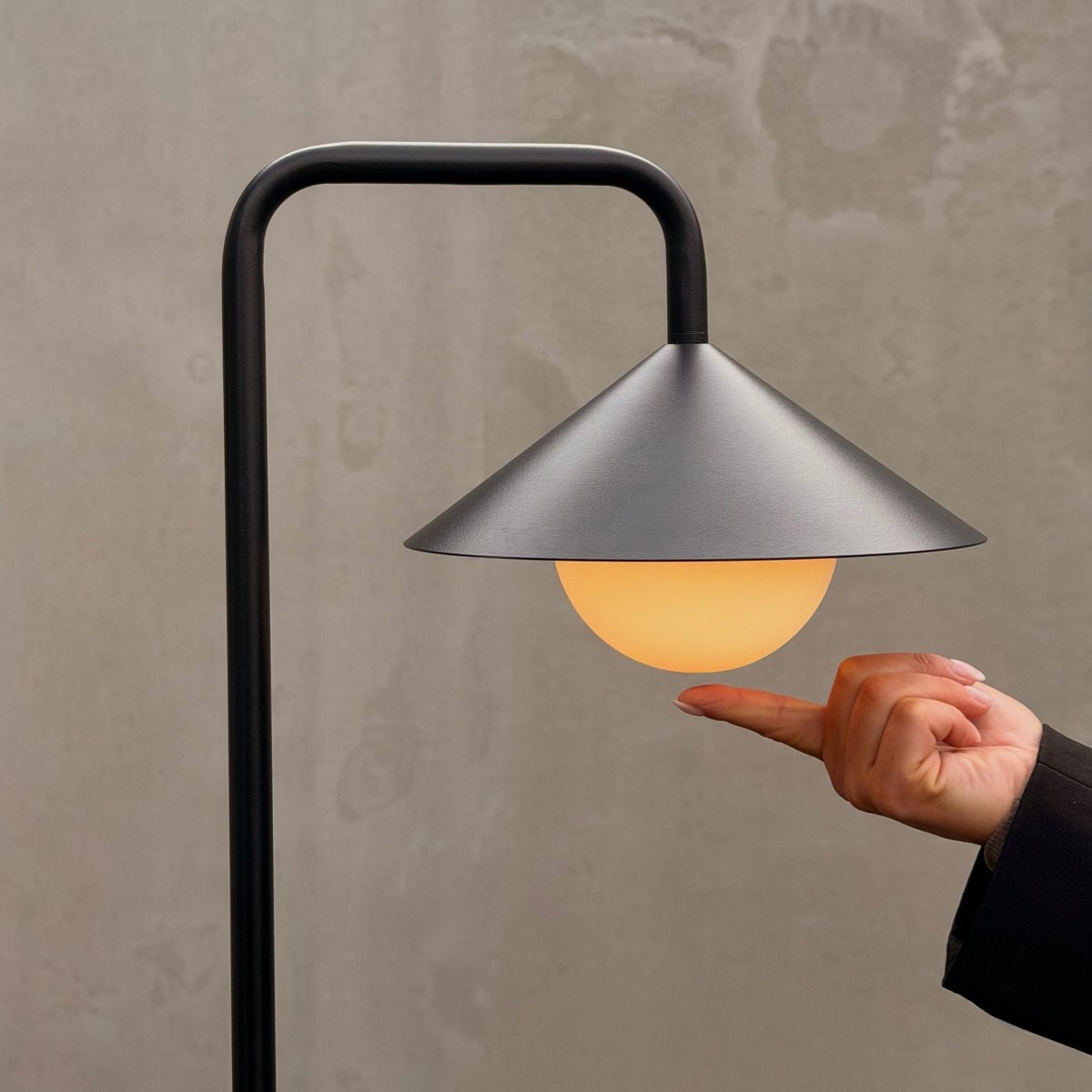 Nova 80cm Schwarz tragbare Von Dyberg Larsen - Die Leuchte besteht aus robustem Metall und Kunststoff und verf&uuml;gt &uuml;ber einen wei&szlig;en, runden Lampenschirm, der ein sanftes und gem&uuml;tliches Licht verbreitet.