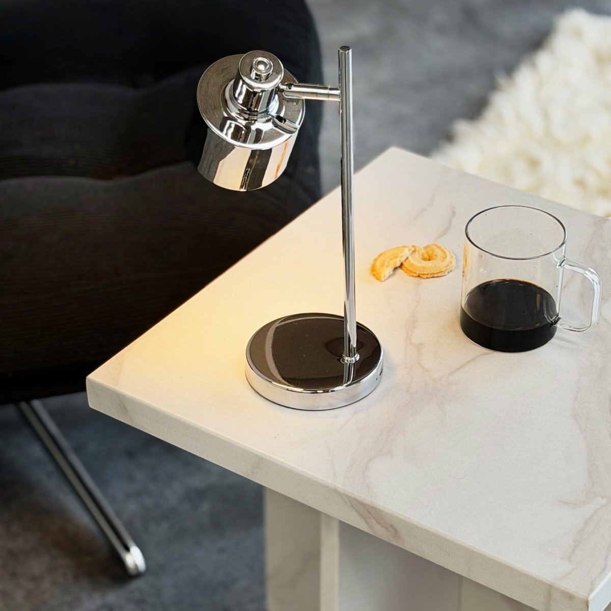 Ocean Mini 28cm Chrom tragbare Von Dyberg Larsen - Die Ocean Mini ist eine kompakte und wiederaufladbare Version der beliebten Tischleuchte, die Retro-Design mit moderner Funktionalit&auml;t vereint.