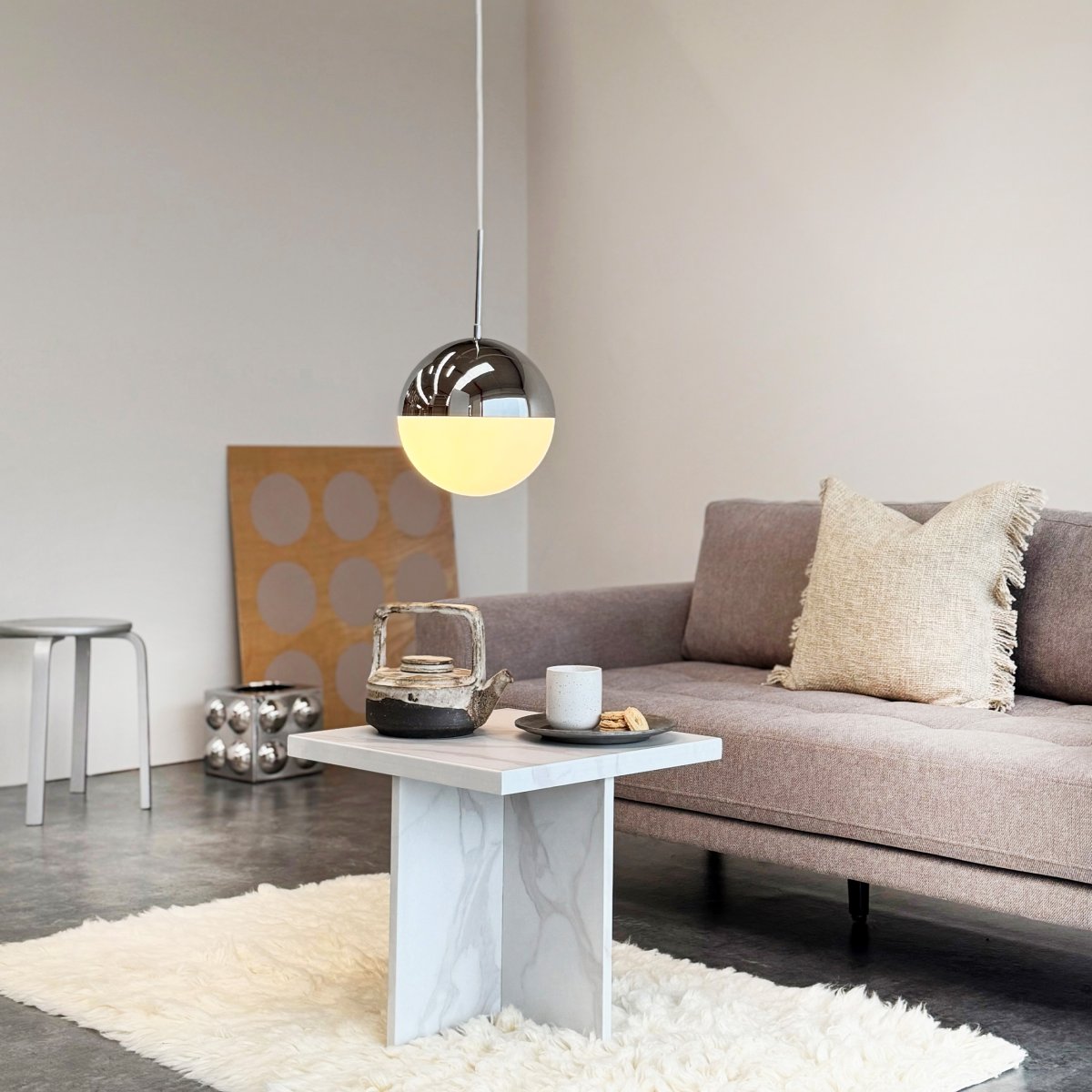 Nova Ø25 Chrom hängelampe Von Dyberg Larsen - Die runde Leuchte mit ihrer kuppelf&ouml;rmigen Oberseite aus Chrom und der Unterseite aus Opalglas sorgt f&uuml;r ein sanftes und angenehmes Licht.