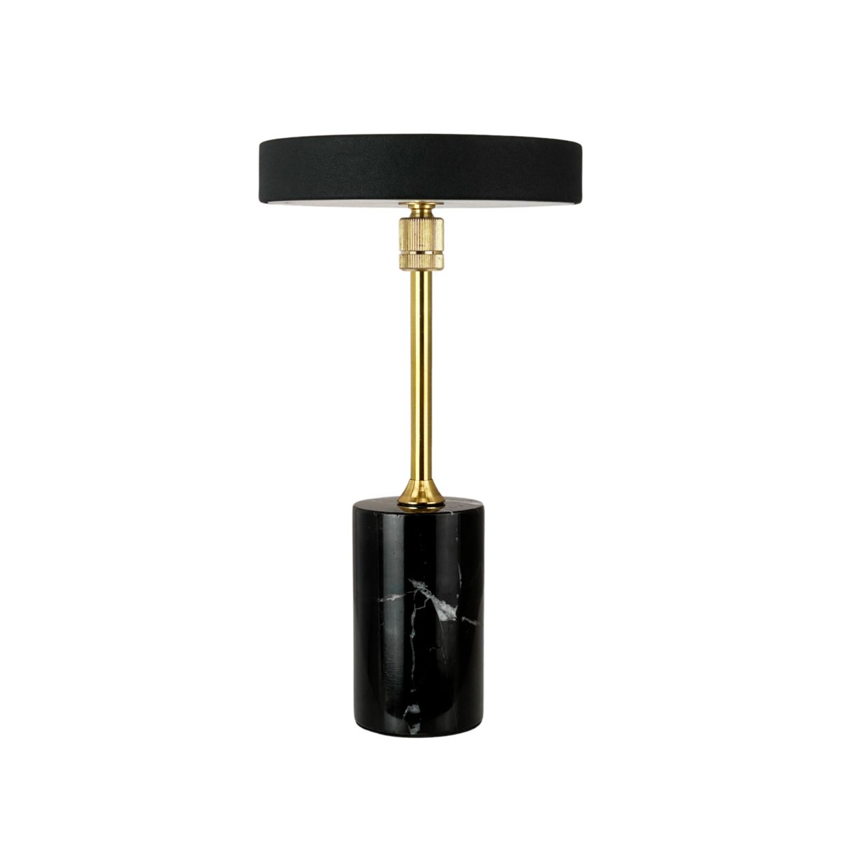 Starlight LED 25cm Schwarz/Messing tragbare Von Dyberg Larsen - Die Leuchte ist mit dem mitgelieferten USB-C-Kabel (120 cm) in 6 Stunden vollst&auml;ndig aufgeladen und leuchtet bis zu 20 Stunden in der niedrigsten und bis zu 4 Stunden in der h&ouml;chsten Stufe.
