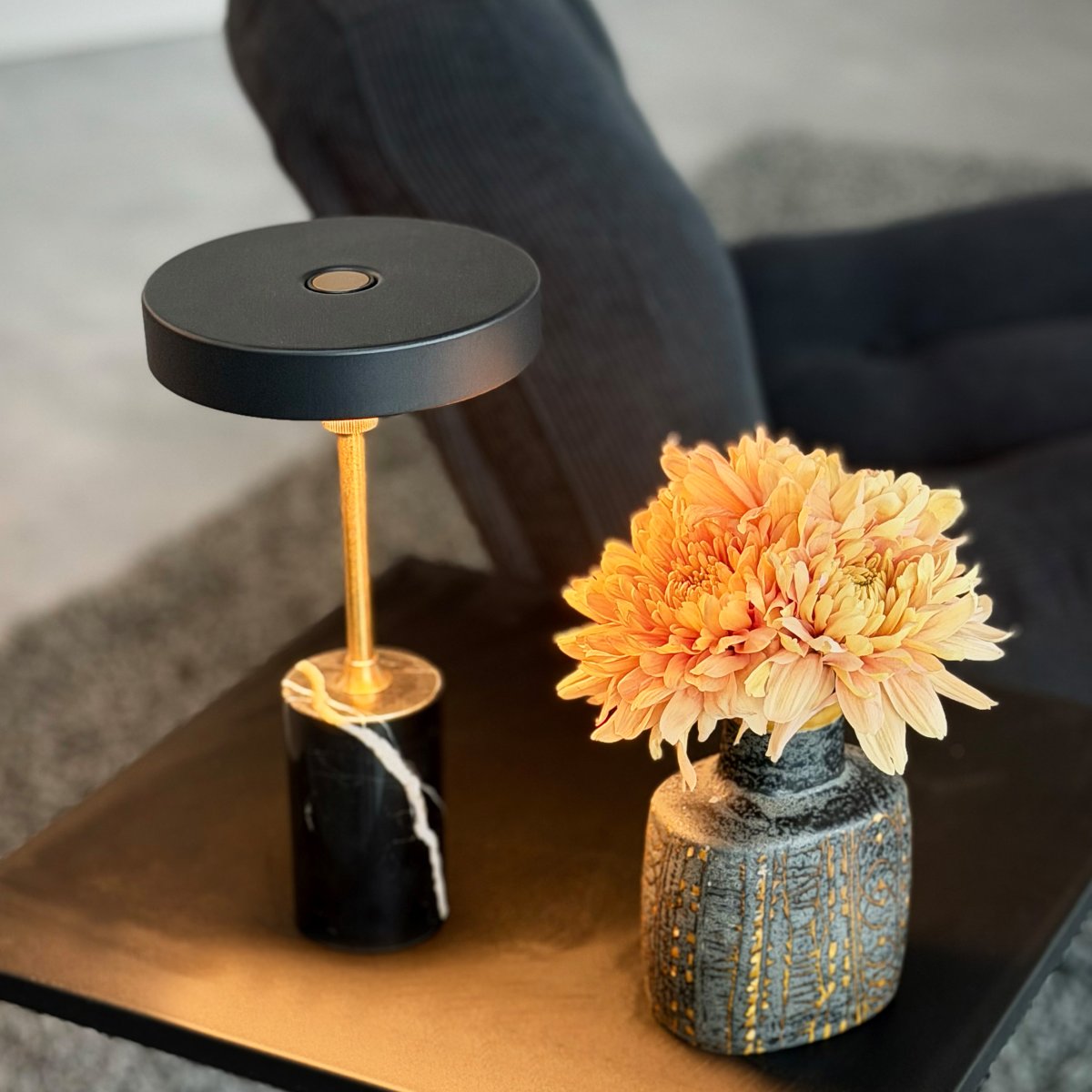 Starlight LED 25cm Schwarz/Messing tragbare Von Dyberg Larsen - Die Leuchte ist mit dem mitgelieferten USB-C-Kabel (120 cm) in 6 Stunden vollst&auml;ndig aufgeladen und leuchtet bis zu 20 Stunden in der niedrigsten und bis zu 4 Stunden in der h&ouml;chsten Stufe.