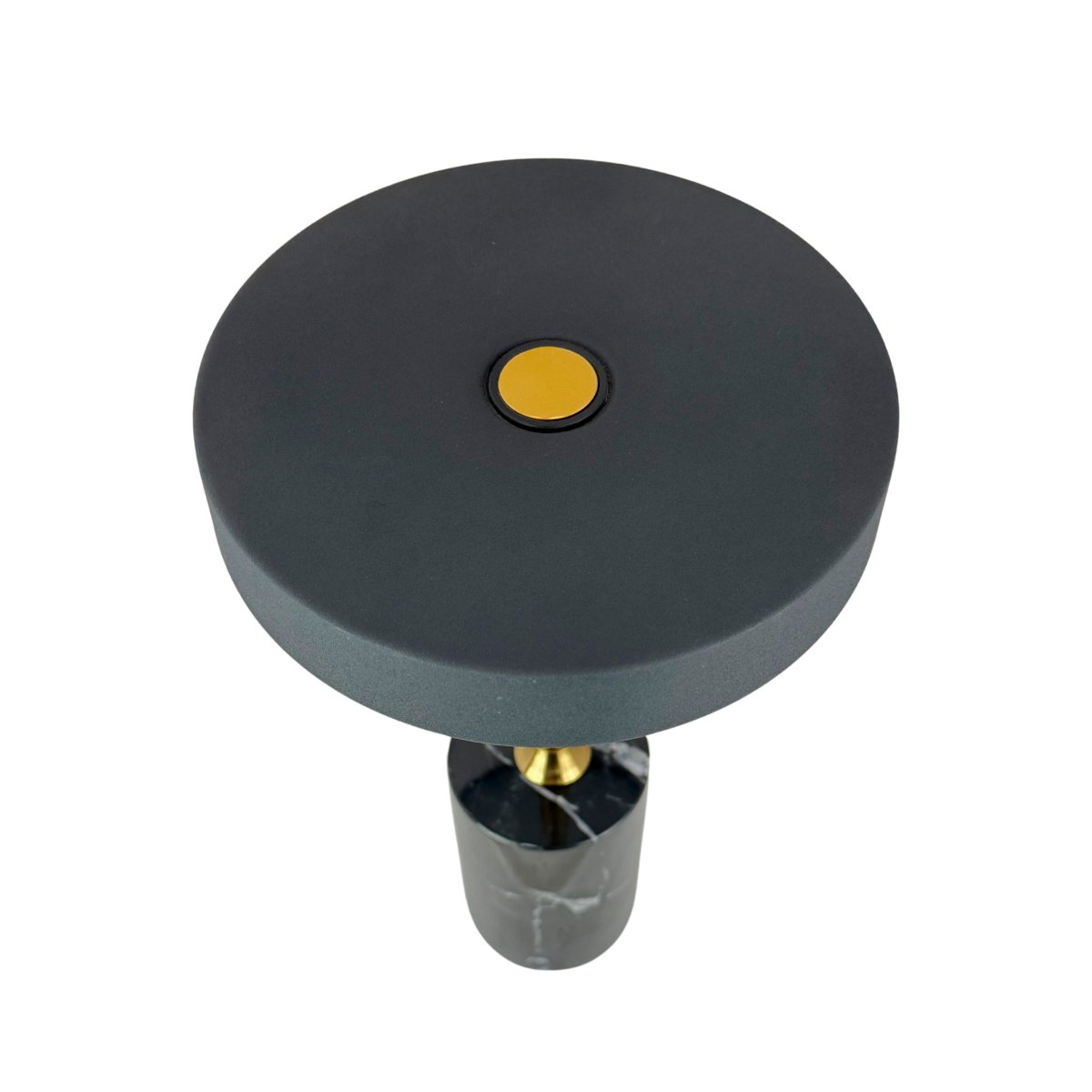 Starlight LED 25cm Schwarz/Messing tragbare Von Dyberg Larsen - Die Leuchte ist mit dem mitgelieferten USB-C-Kabel (120 cm) in 6 Stunden vollst&auml;ndig aufgeladen und leuchtet bis zu 20 Stunden in der niedrigsten und bis zu 4 Stunden in der h&ouml;chsten Stufe.
