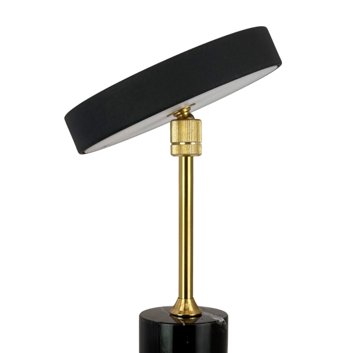 Starlight LED 25cm Schwarz/Messing tragbare Von Dyberg Larsen - Die Leuchte ist mit dem mitgelieferten USB-C-Kabel (120 cm) in 6 Stunden vollst&auml;ndig aufgeladen und leuchtet bis zu 20 Stunden in der niedrigsten und bis zu 4 Stunden in der h&ouml;chsten Stufe.