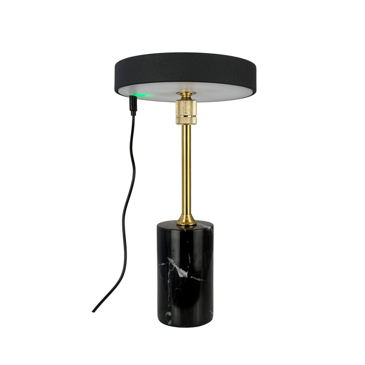 Starlight LED 25cm Schwarz/Messing tragbare Von Dyberg Larsen - Die Leuchte ist mit dem mitgelieferten USB-C-Kabel (120 cm) in 6 Stunden vollst&auml;ndig aufgeladen und leuchtet bis zu 20 Stunden in der niedrigsten und bis zu 4 Stunden in der h&ouml;chsten Stufe.