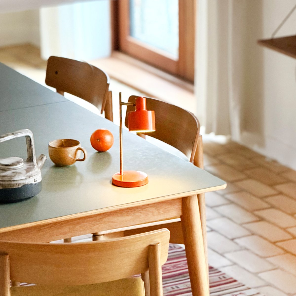 Ocean Mini 28cm Orange tragbare Von Dyberg Larsen - Die Ocean Mini ist eine kompakte und wiederaufladbare Version der beliebten Tischleuchte, die Retro-Design mit moderner Funktionalit&auml;t vereint.