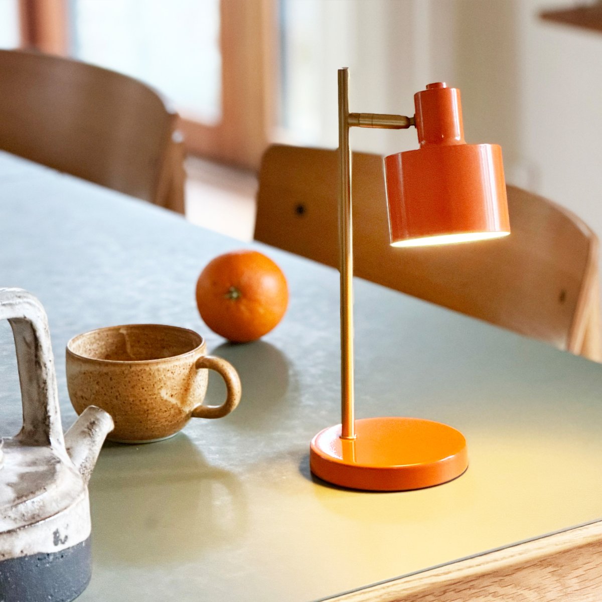 Ocean Mini 28cm Orange tragbare Von Dyberg Larsen - Die Ocean Mini ist eine kompakte und wiederaufladbare Version der beliebten Tischleuchte, die Retro-Design mit moderner Funktionalit&auml;t vereint.