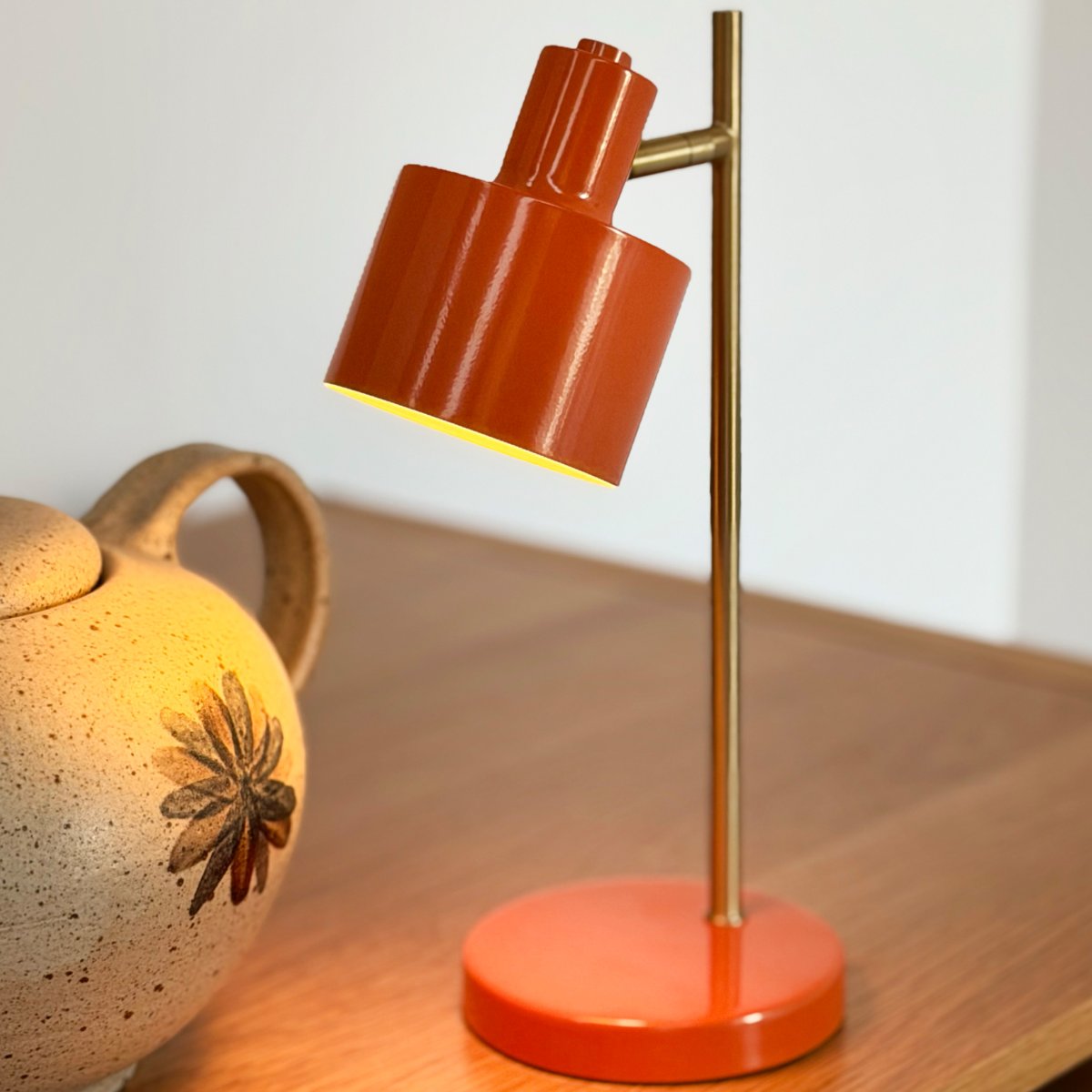Ocean Mini 28cm Orange tragbare Von Dyberg Larsen - Die Ocean Mini ist eine kompakte und wiederaufladbare Version der beliebten Tischleuchte, die Retro-Design mit moderner Funktionalit&auml;t vereint.