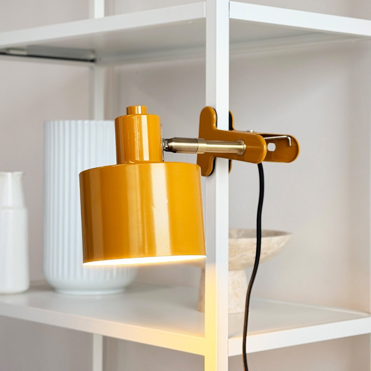 Ocean Gelb klemmlampe Von Dyberg Larsen - Sie vereint Funktionalit&auml;t mit einem modernen und schlichten Design und schafft so eine ruhige und elegante Atmosph&auml;re.