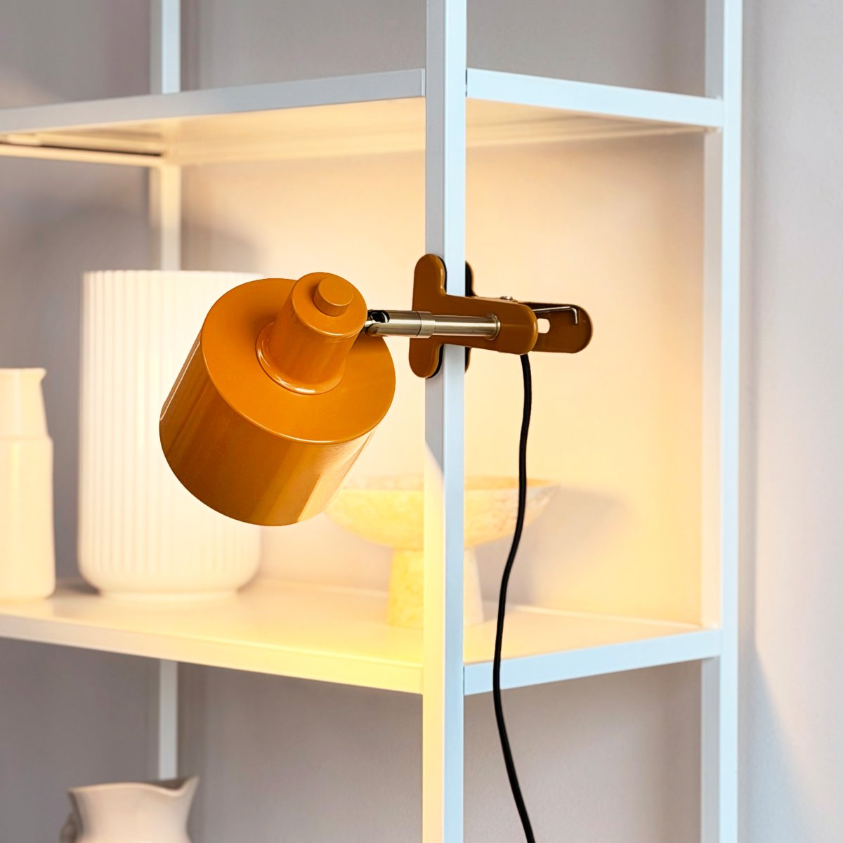 Ocean Gelb klemmlampe Von Dyberg Larsen - Sie vereint Funktionalit&auml;t mit einem modernen und schlichten Design und schafft so eine ruhige und elegante Atmosph&auml;re.