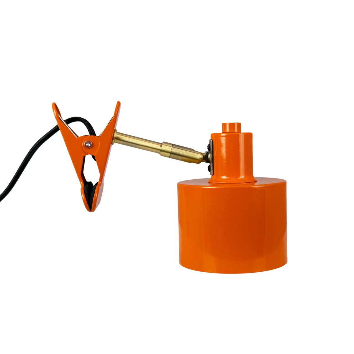 Ocean Orange klemmlampe Von Dyberg Larsen - Sie vereint Funktionalit&auml;t mit einem modernen und schlichten Design und schafft so eine ruhige und elegante Atmosph&auml;re.