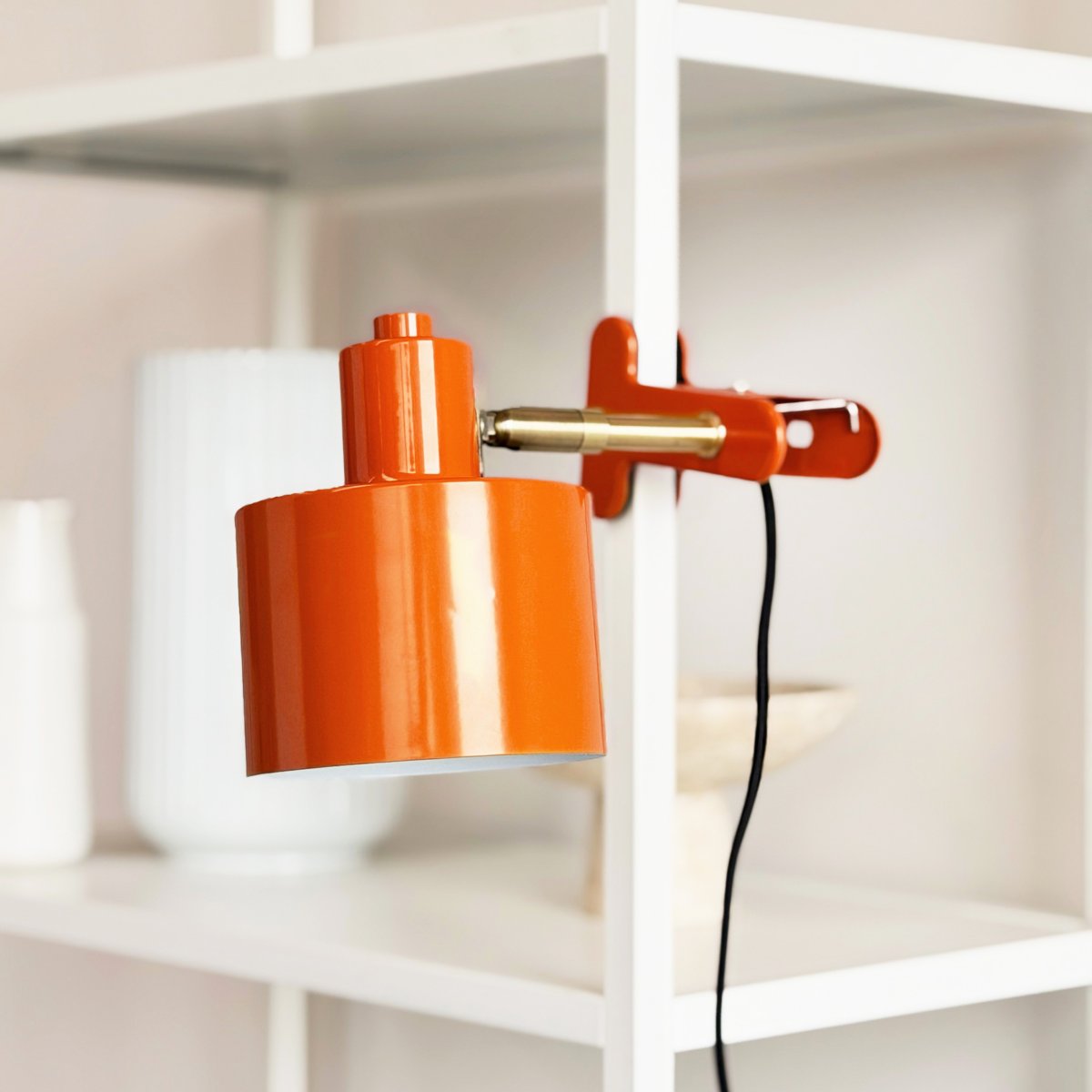 Ocean Orange klemmlampe Von Dyberg Larsen - Sie vereint Funktionalit&auml;t mit einem modernen und schlichten Design und schafft so eine ruhige und elegante Atmosph&auml;re.