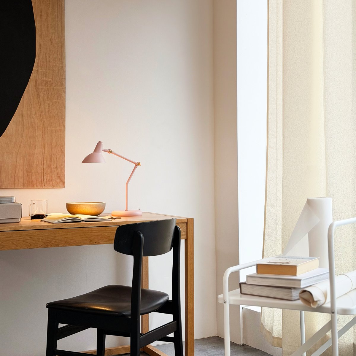 Vela 45cm Rosa schreibtischlampe Von Dyberg Larsen - Dank zweier verstellbarer Gelenke lassen sich H&ouml;he und Winkel m&uuml;helos anpassen, und die dekorativen Details in Messingoptik sorgen f&uuml;r eine sanfte Verstellung.