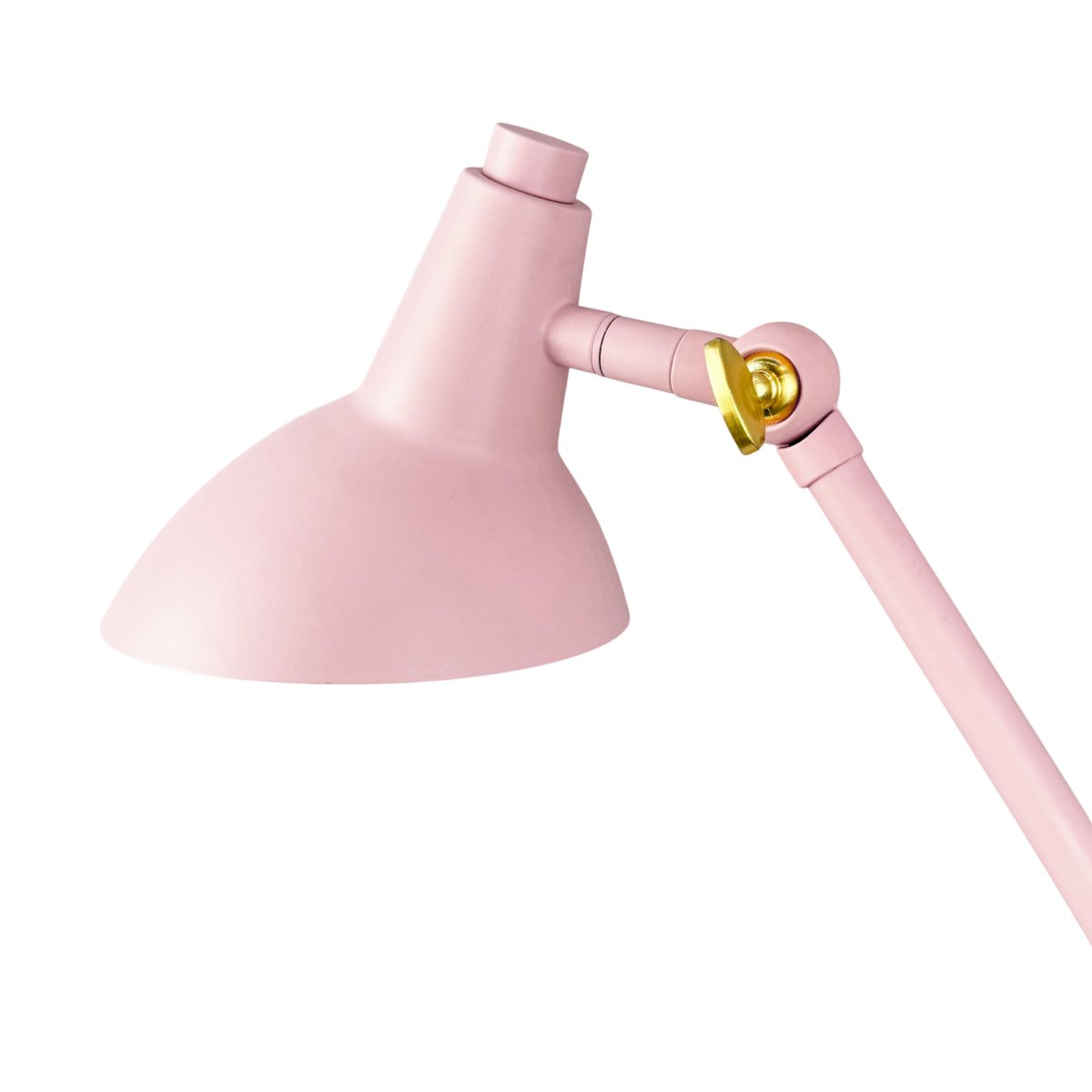 Vela 45cm Rosa schreibtischlampe Von Dyberg Larsen - Dank zweier verstellbarer Gelenke lassen sich H&ouml;he und Winkel m&uuml;helos anpassen, und die dekorativen Details in Messingoptik sorgen f&uuml;r eine sanfte Verstellung.