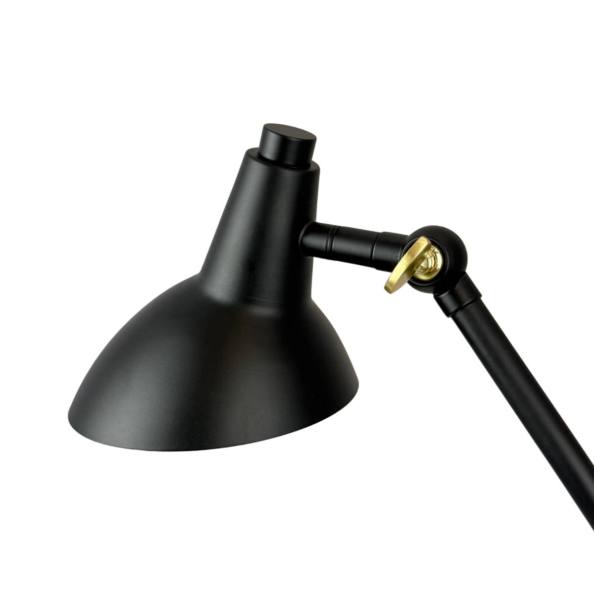 Vela 45cm Schwarz schreibtischlampe Von Dyberg Larsen - Dank zweier verstellbarer Gelenke lassen sich H&ouml;he und Winkel m&uuml;helos anpassen, und die dekorativen Details in Messingoptik sorgen f&uuml;r eine sanfte Verstellung.