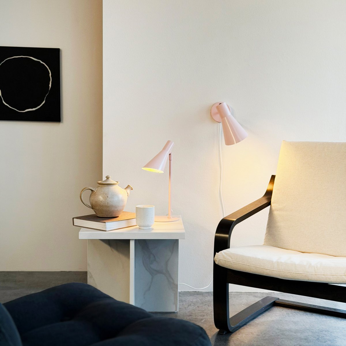 DL12 Mini 40cm Rosa schreibtischlampe Von Dyberg Larsen - Ihr Schirm ist dreh- und neigbar, sodass Sie das Licht ganz einfach nach Bedarf ausrichten können.