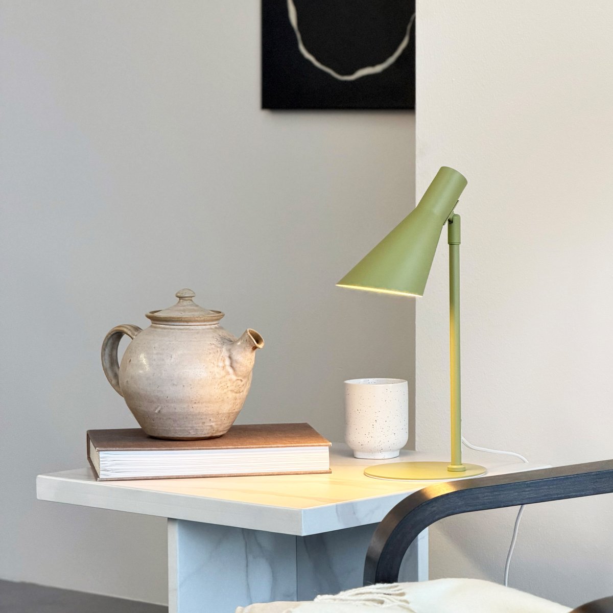 DL12 Mini 40cm Grün schreibtischlampe Von Dyberg Larsen - Ihr Schirm ist dreh- und neigbar, sodass Sie das Licht ganz einfach nach Bedarf ausrichten k&ouml;nnen.